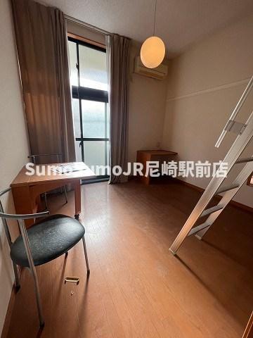 その他部屋・スペース　落ち着いた色調の寝室です