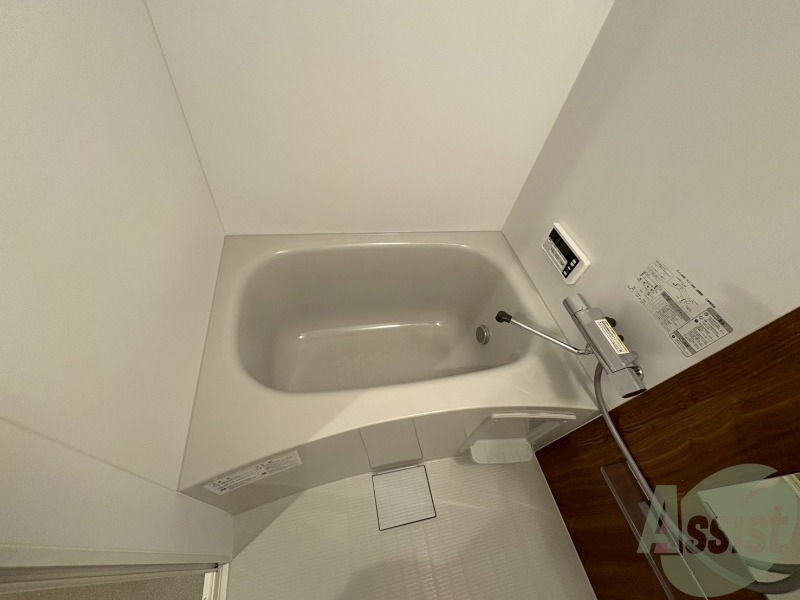 バス・シャワールーム　こちらはバスルームになります。追い焚き機能付です。