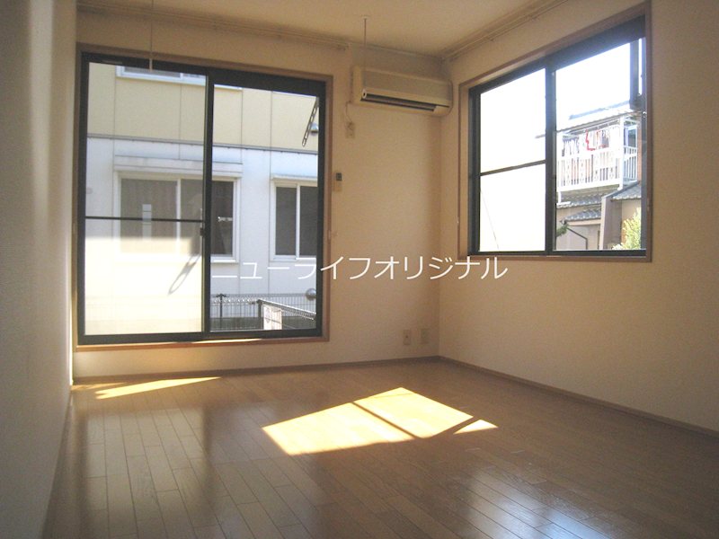 居室・リビング　洋室は窓が2面あるので通風・日当たり良好です！