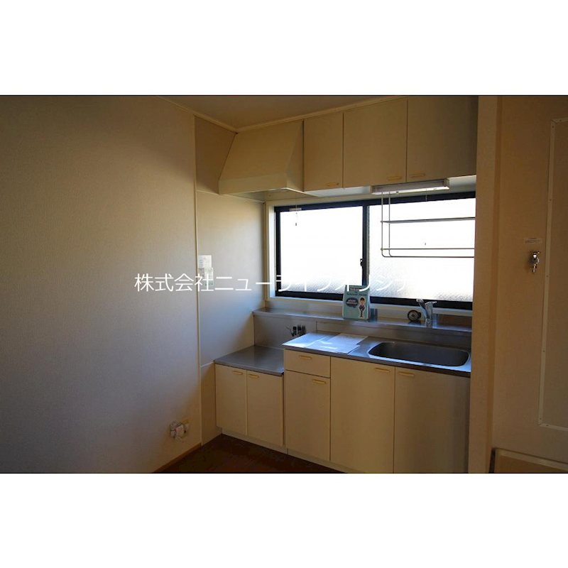 キッチン　窓付きキッチンで明るく換気も出来ます！