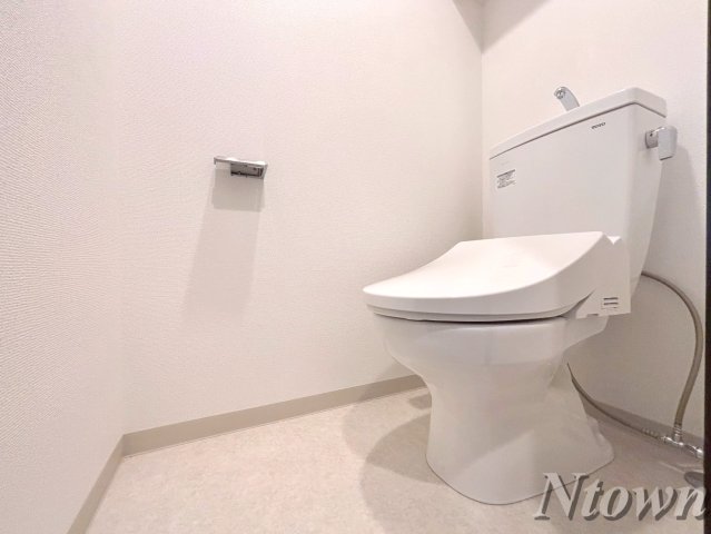 トイレ　落ち着いた色調のトイレです