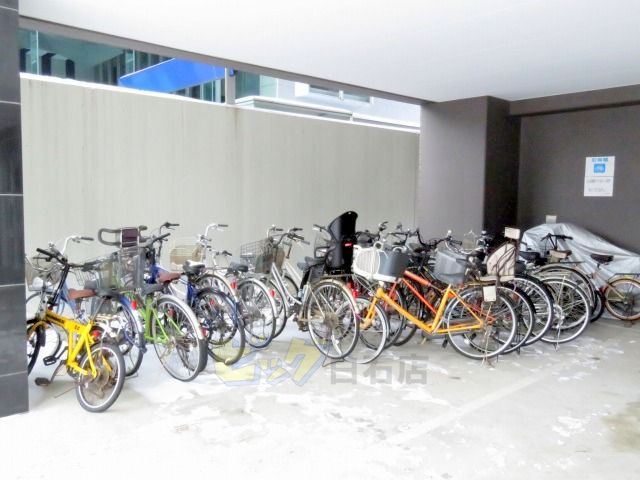 エントランス　敷地内に駐輪場完備しています♪