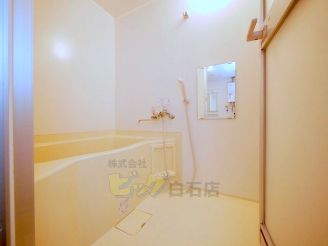 バス・シャワールーム　広々タイプのお風呂です♪