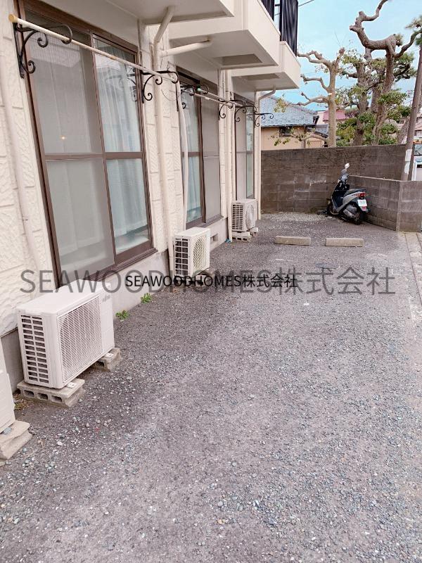 駐車場　お部屋前にもスペースがあるので外干ししやすいです。