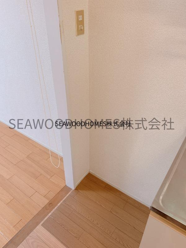 その他部屋・スペース　冷蔵庫置場に高めの位置にコンセント。