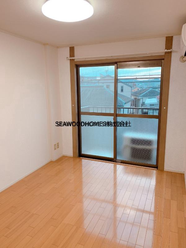 居室・リビング　傷が付きにくく、冬でも温もりのある木目調フローリング。