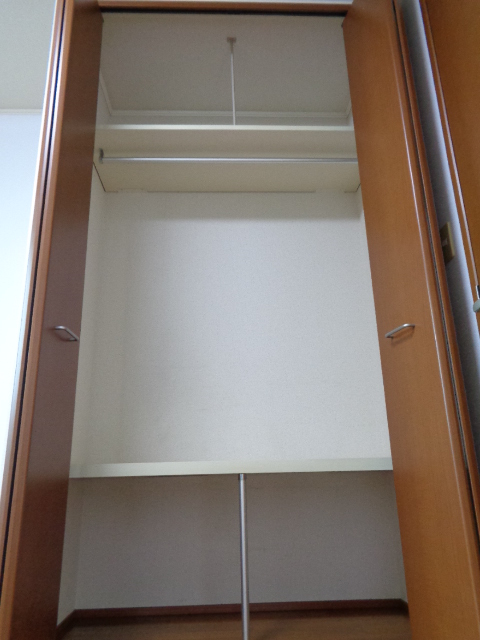 収納　天井まで高さのある収納
