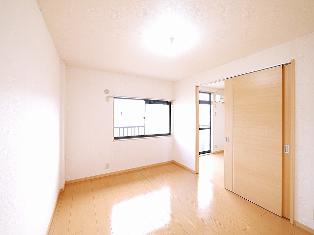 その他部屋・スペース　落ち着いた色調の寝室です