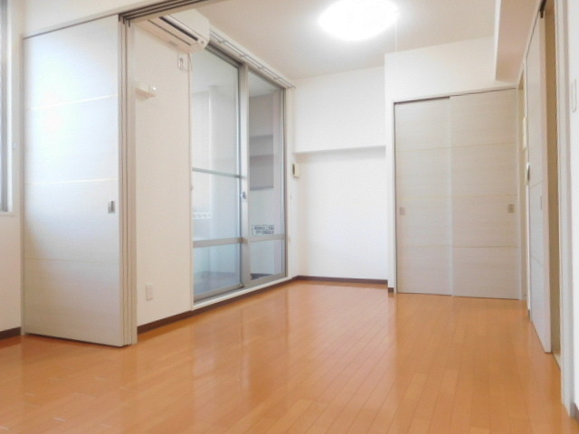 居室・リビング　シャープなデザインが印象的な洗練の住まい