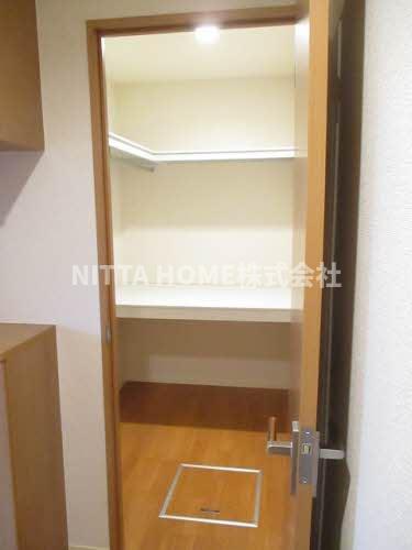 収納　各部屋に大きなクローゼットが付いています(^^♪