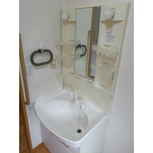 洗面設備　明るい洗面所です