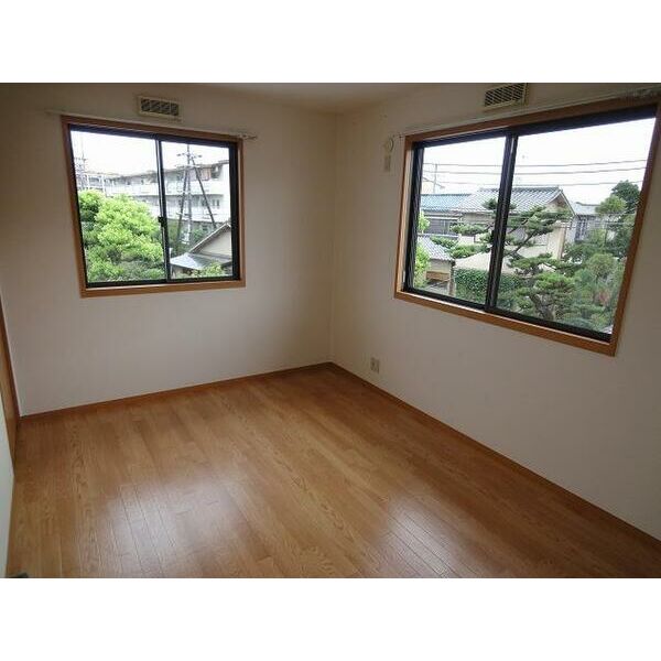 居室・リビング　ゆったり過ごせる居間です