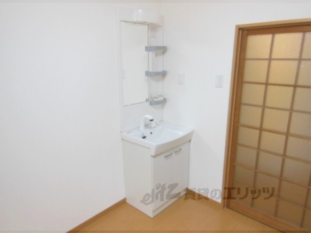 洗面設備　洋室の角にございます