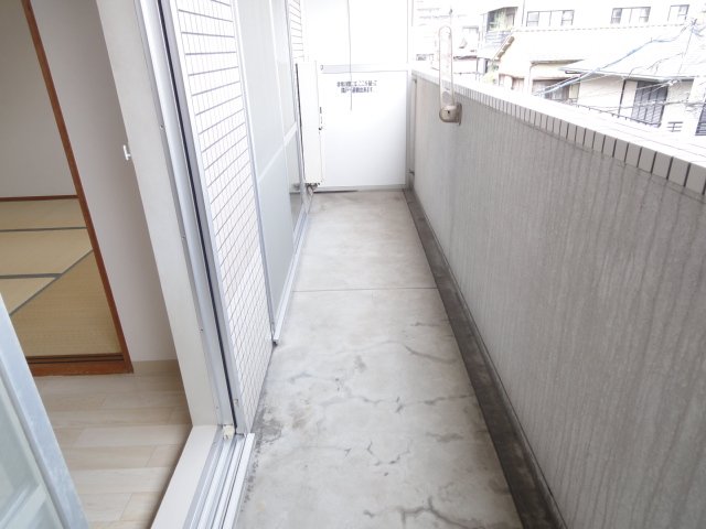 バルコニー　同物件別号室の写真です。