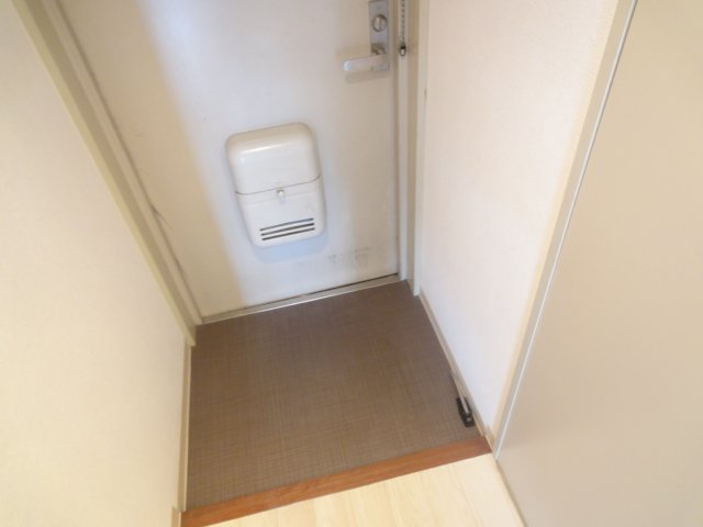 玄関　同物件別号室の写真です。