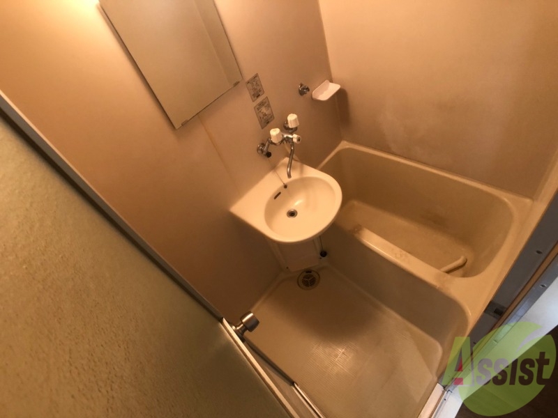 バス・シャワールーム　こちらはお風呂。一日の疲れをここで癒してください。