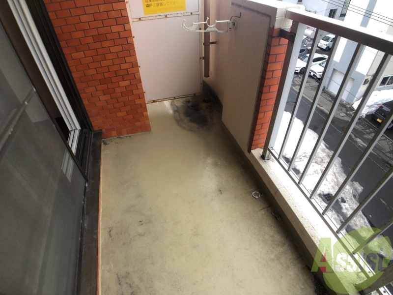 バルコニー　バルコニーは幅があり、広い印象を受けました。