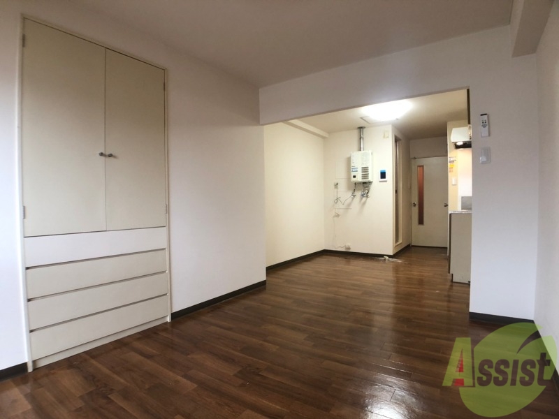 居室・リビング　日当たりが良くて心地よく過ごせそうなお部屋です。