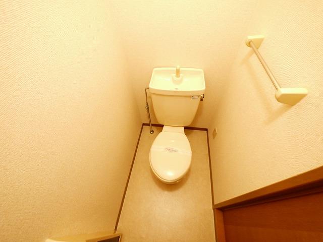 トイレ　落ち着いた色調のトイレです