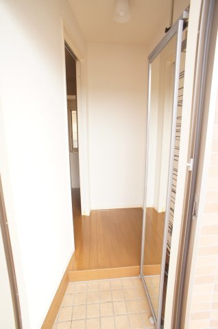 玄関　同タイプのお部屋になります。