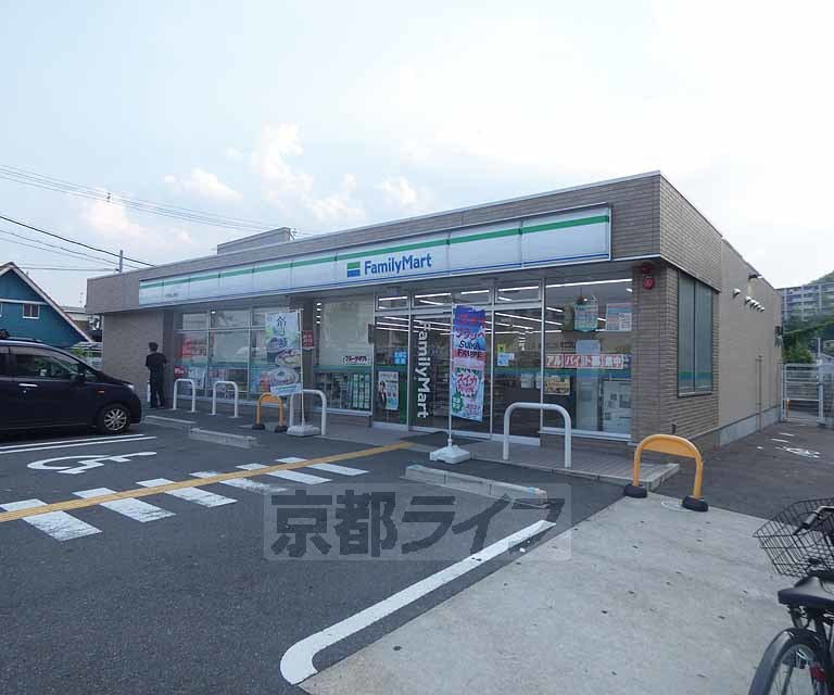 コンビニ　ファミリーマート伏見桃山東店（コンビニ）まで629m