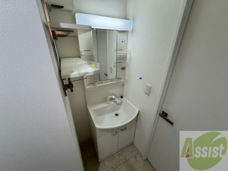 洗面設備　収納も豊富で使い勝手の良い洗面化粧台です。