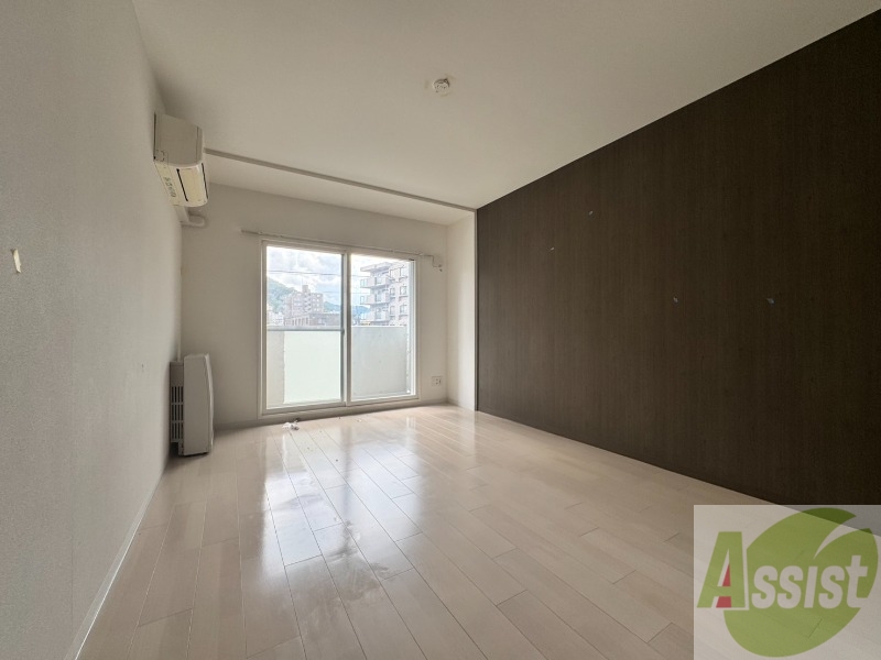 居室・リビング　フローリングや壁の色がお洒落な印象のリビングです。