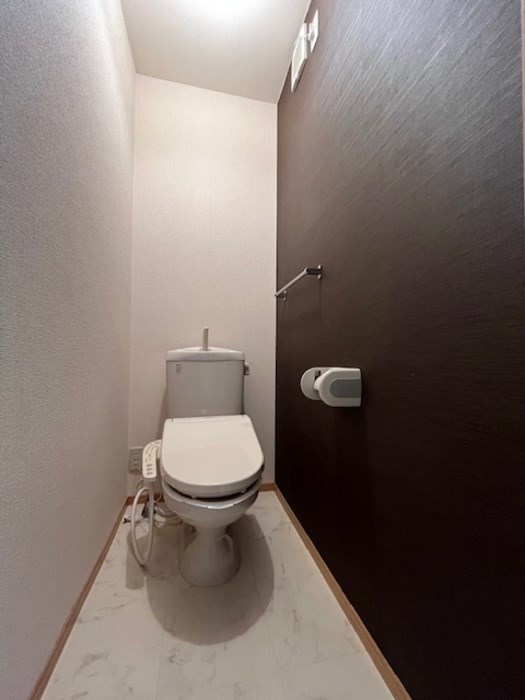 トイレ　温水洗浄暖房便座トイレは落ち着いた雰囲気です
