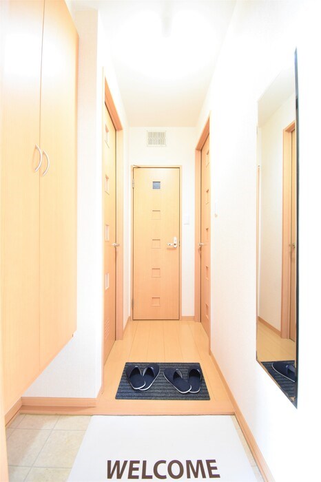 玄関　トールタイプのシューズボックス付き玄関、鏡も付いています☆