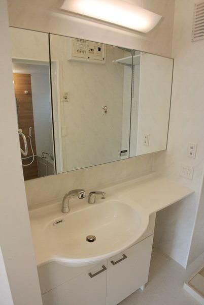 洗面設備　☆大きな鏡の洗面台☆