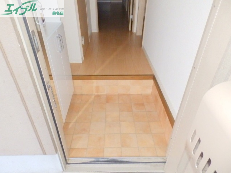 玄関　同物件、別部屋の写真です