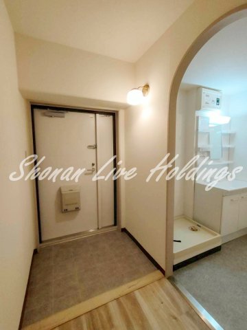 玄関　広々使える玄関♪大型シューズボックス付き※モデルルーム