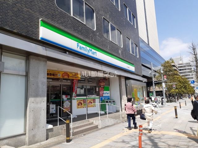 コンビニ　ファミリーマート四ッ谷駅前店（コンビニ）まで638m