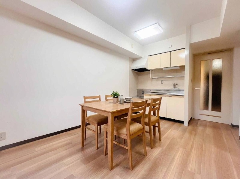 居室・リビング　約８帖の広々ダイニング