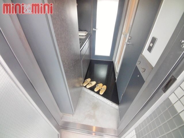 玄関　玄関、キッチンスペース