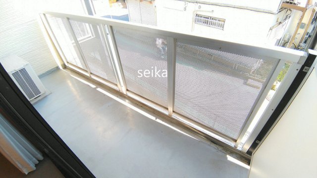 バルコニー　1階はフローリング、2階以上はカーペットタイプとなります。