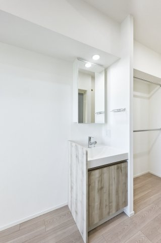 洗面設備　スペースが確保できる洗面所です