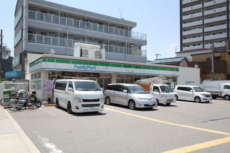 コンビニ　ファミリーマート長居四丁目店（コンビニ）まで132m