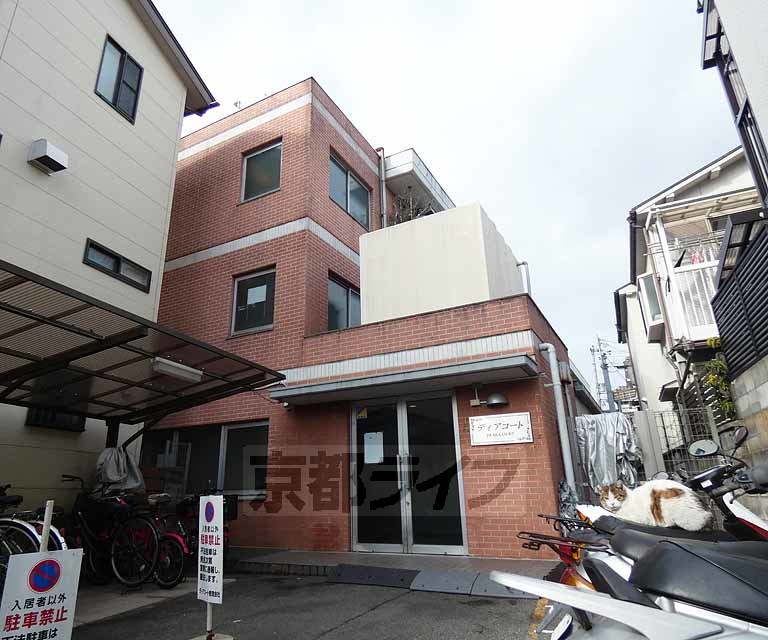 建物外観　オレンジ色のレンガ造りが可愛いです。