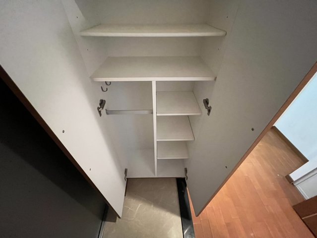 玄関　同物件別部屋写真