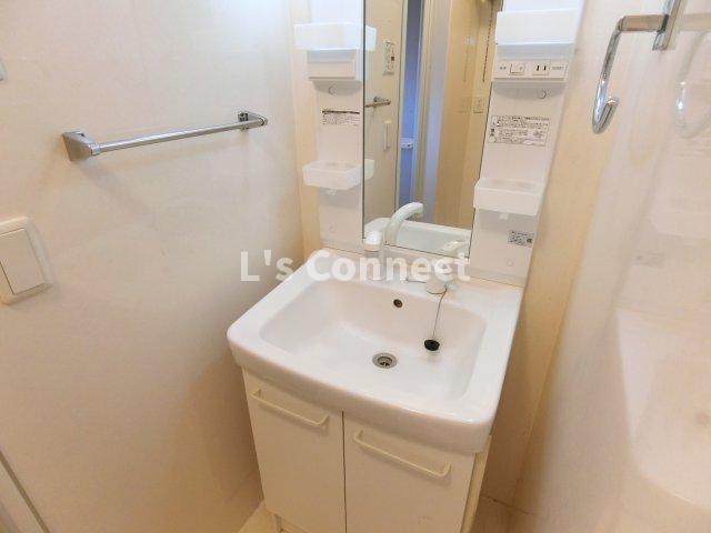 洗面設備　朝の支度もスムーズな独立洗面台。