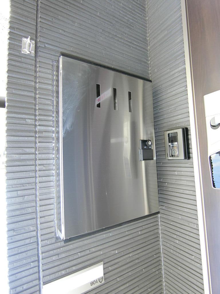 その他　同型物件の写真です。宅配ボックス。