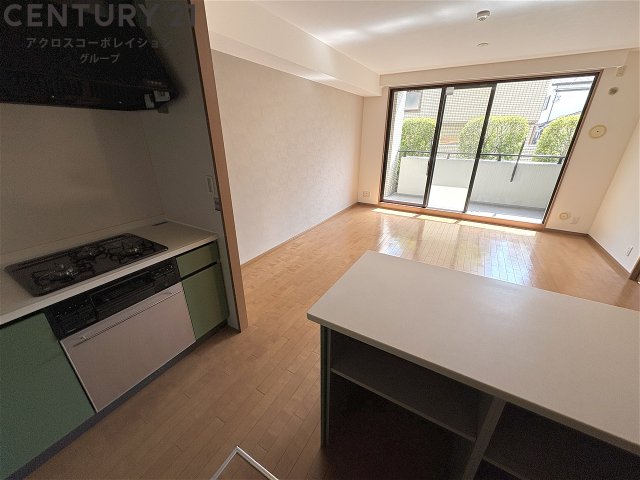 居室・リビング　キッチンも見える広々リビング！