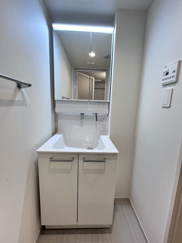 洗面設備　明るい洗面所です