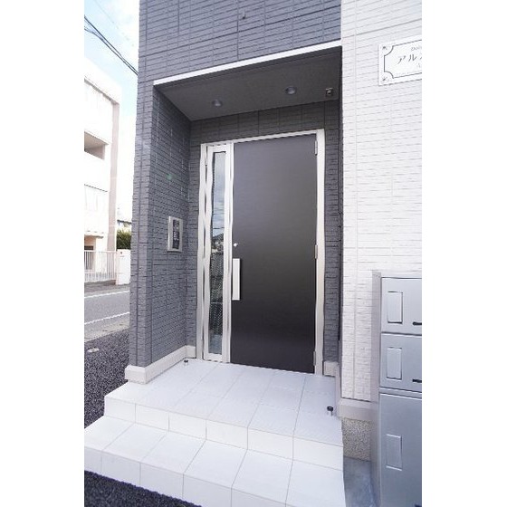 その他　共用エントランスにはオートロックあり