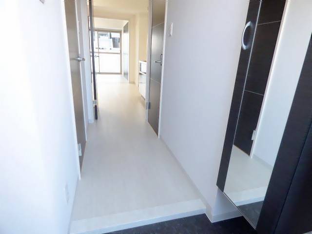 玄関　下駄箱付き玄関。