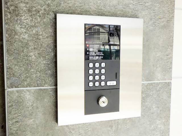 エントランス　オートロック付きで安全。