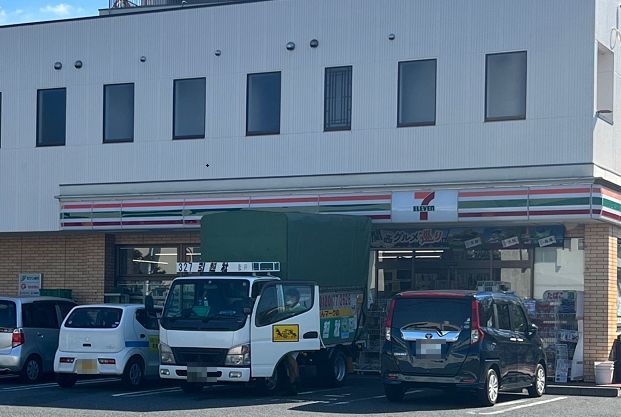 コンビニ　セブンイレブン（コンビニ）まで300m
