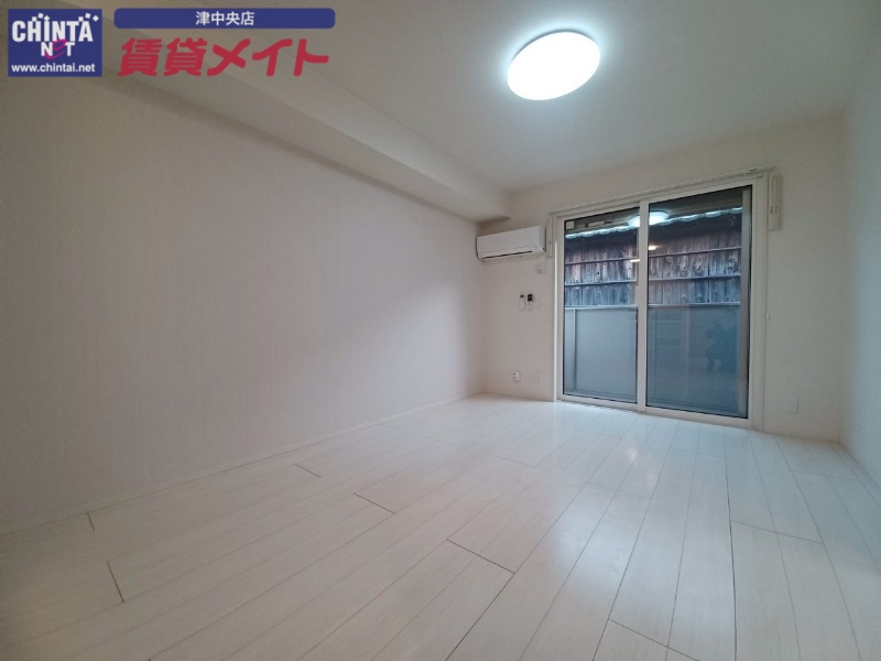 居室・リビング　同物件別室写真