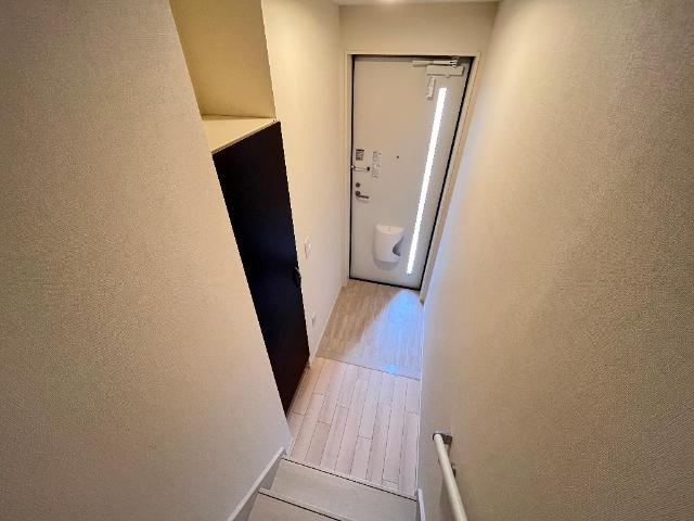 玄関　玄関（下駄箱の色違います）（イメージ）